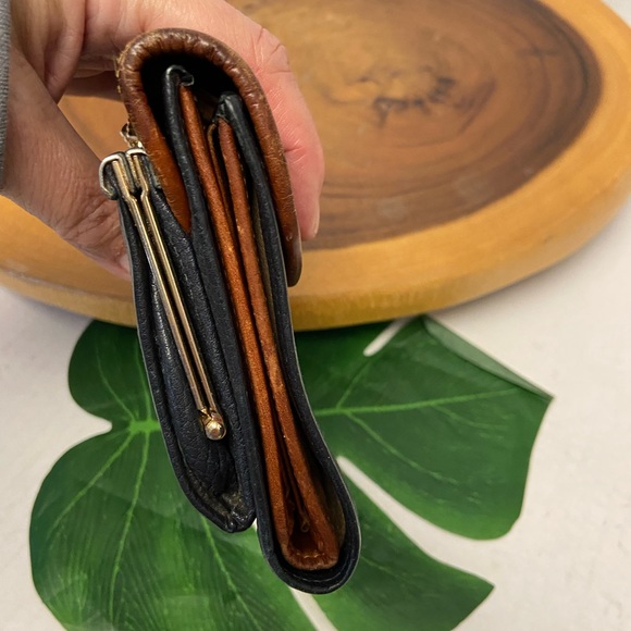 Dooney & Bourke Pebbles Leather Kiss Lock Billfold Wallet - Picture 3 of 11